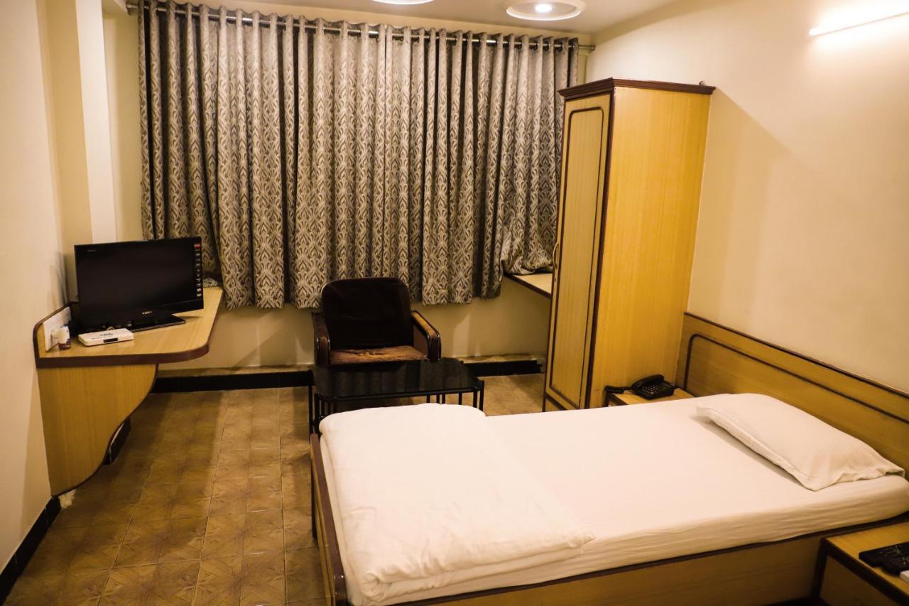 Hotel Kirti Jāmnagar Esterno foto