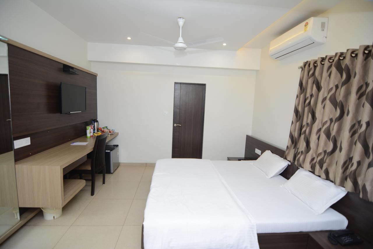 Hotel Kirti Jāmnagar Esterno foto