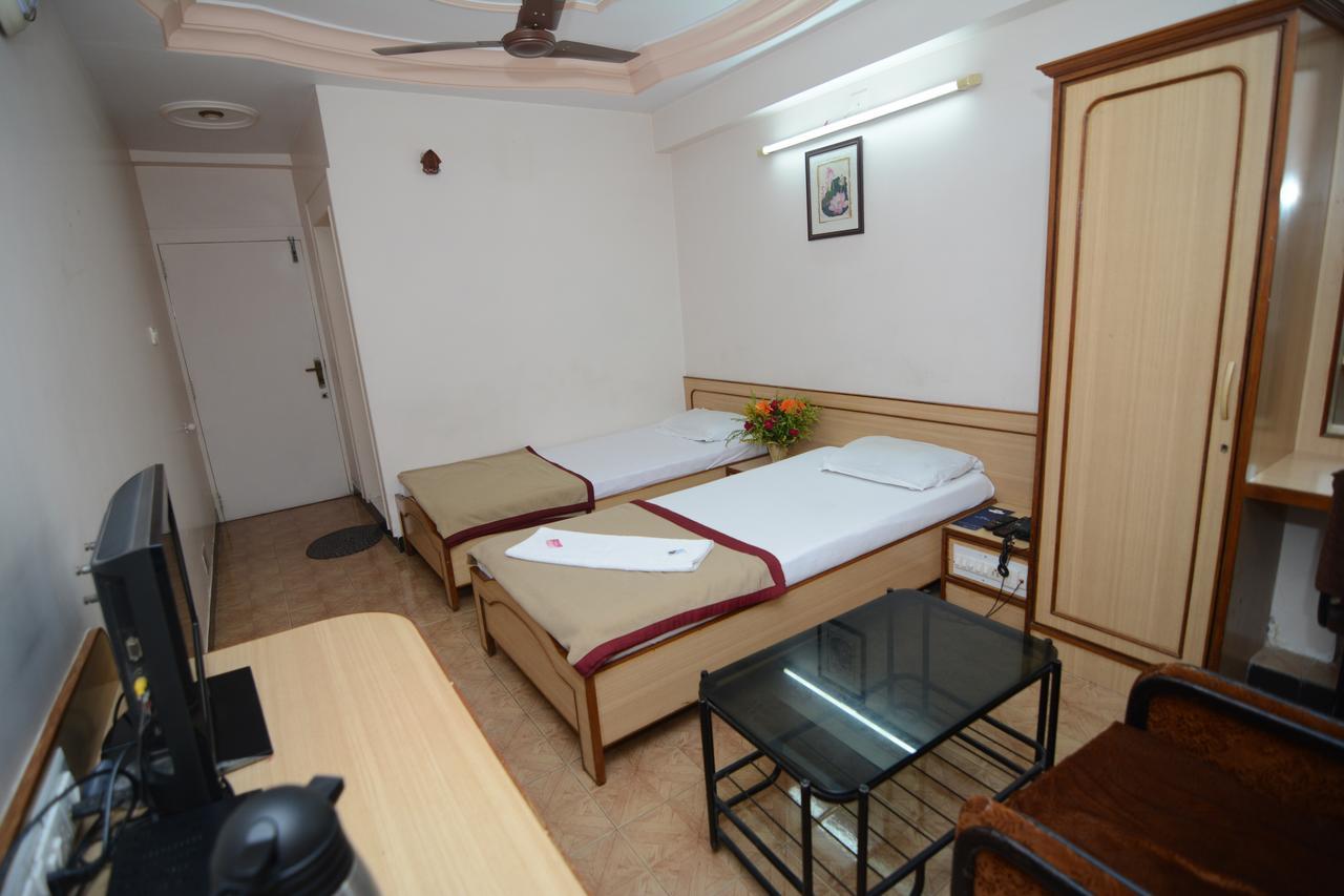 Hotel Kirti Jāmnagar Esterno foto