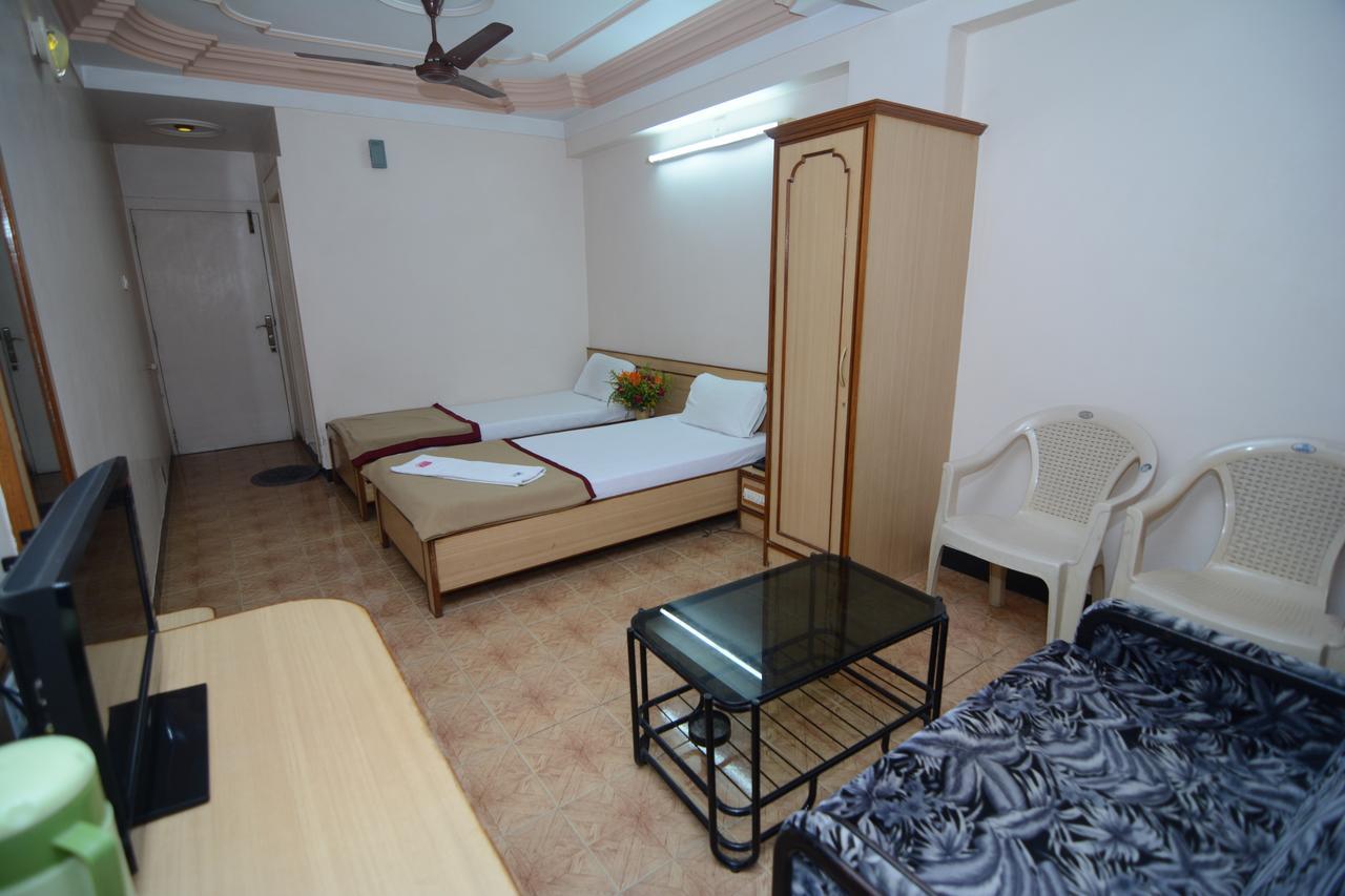 Hotel Kirti Jāmnagar Esterno foto