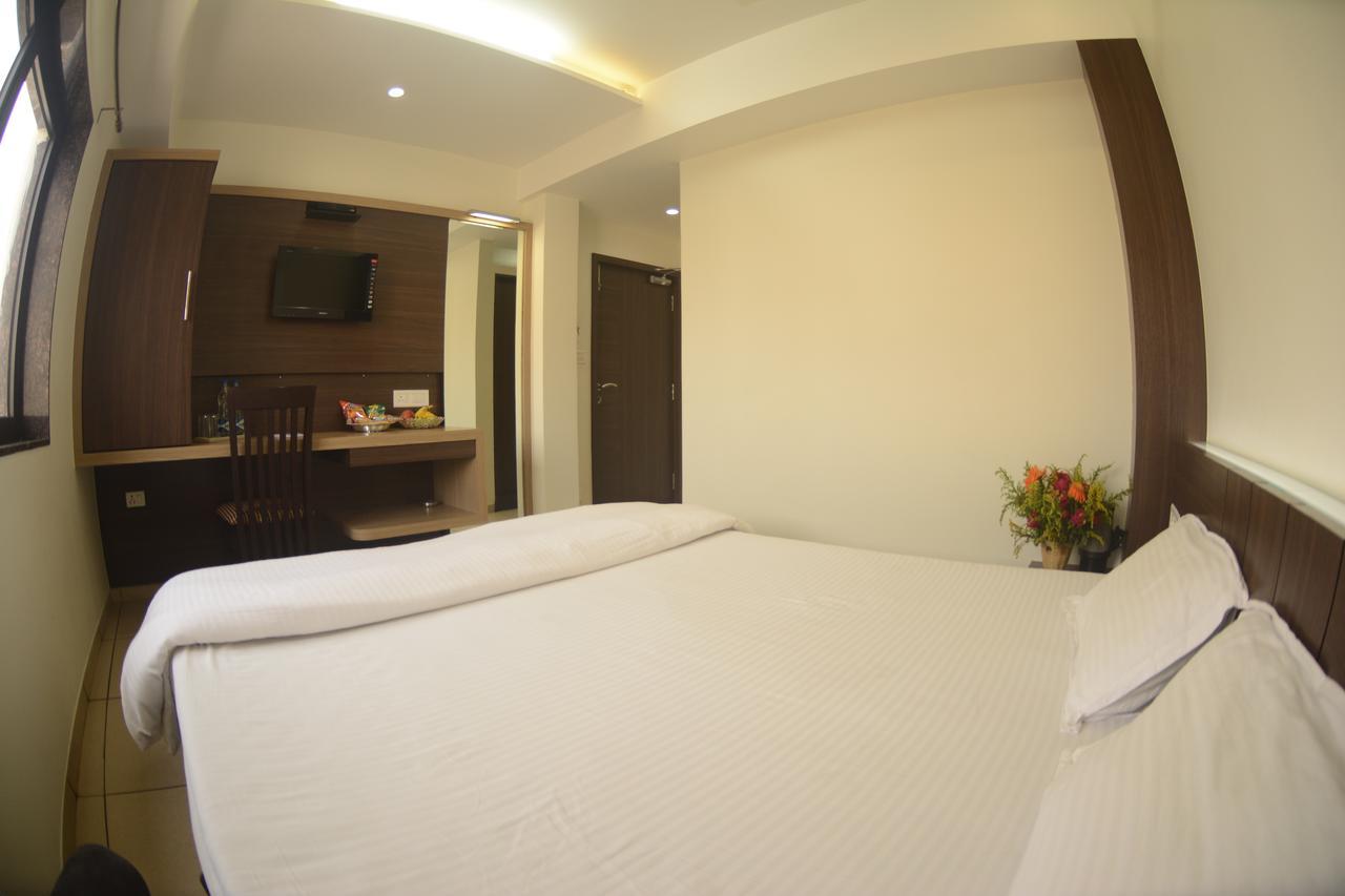 Hotel Kirti Jāmnagar Esterno foto