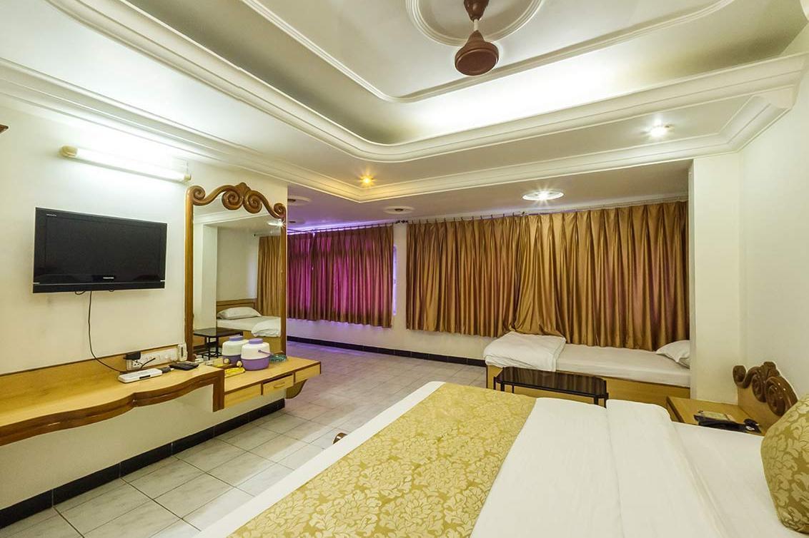 Hotel Kirti Jāmnagar Esterno foto