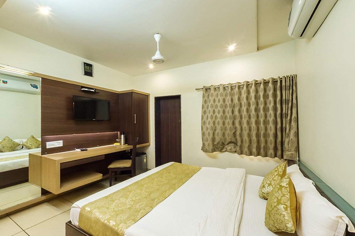 Hotel Kirti Jāmnagar Esterno foto