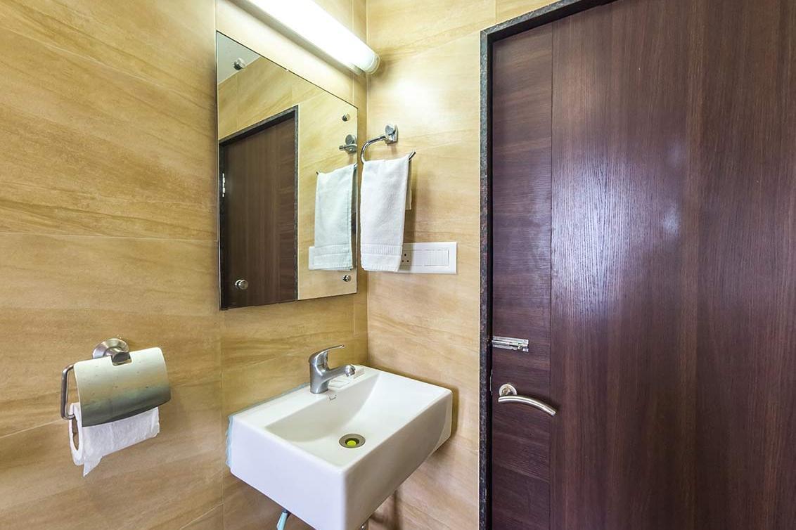 Hotel Kirti Jāmnagar Esterno foto