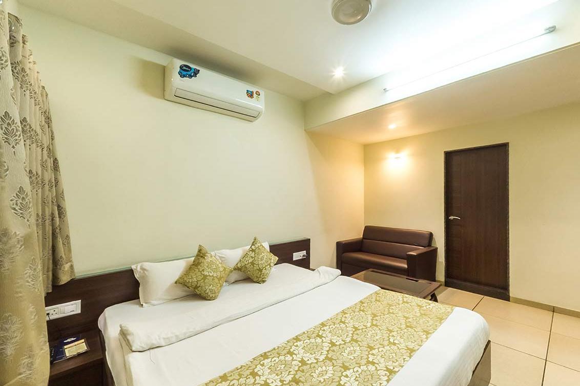 Hotel Kirti Jāmnagar Esterno foto