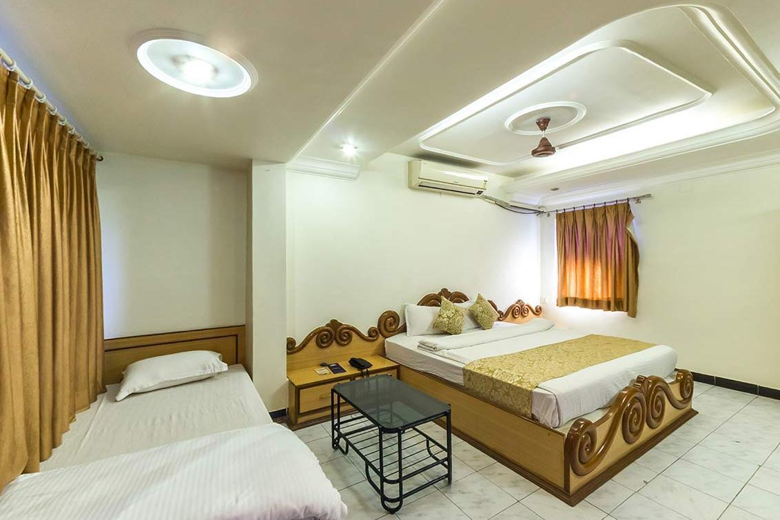 Hotel Kirti Jāmnagar Esterno foto