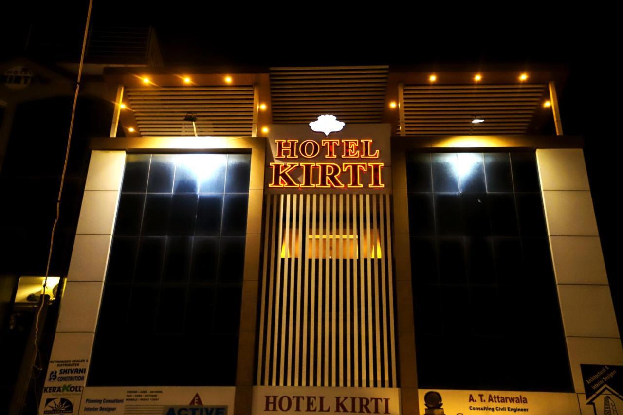 Hotel Kirti Jāmnagar Esterno foto