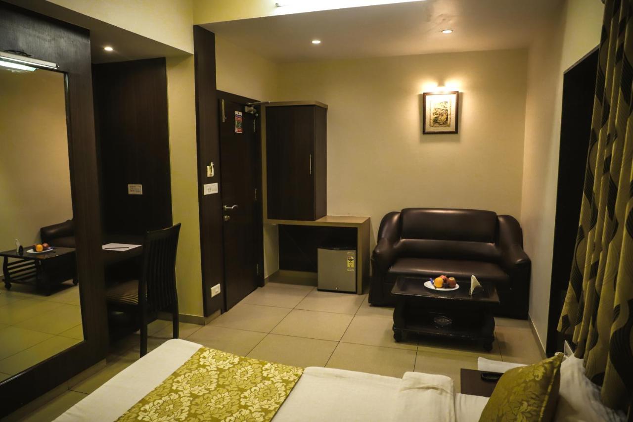 Hotel Kirti Jāmnagar Esterno foto